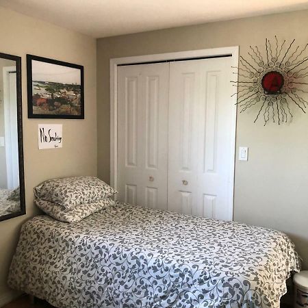 Mabuhay Lakeside Manor Bed & Breakfast Йелоунайф Екстериор снимка