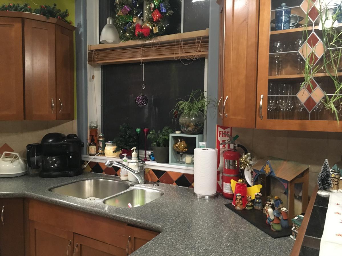 Mabuhay Lakeside Manor Bed & Breakfast Йелоунайф Екстериор снимка