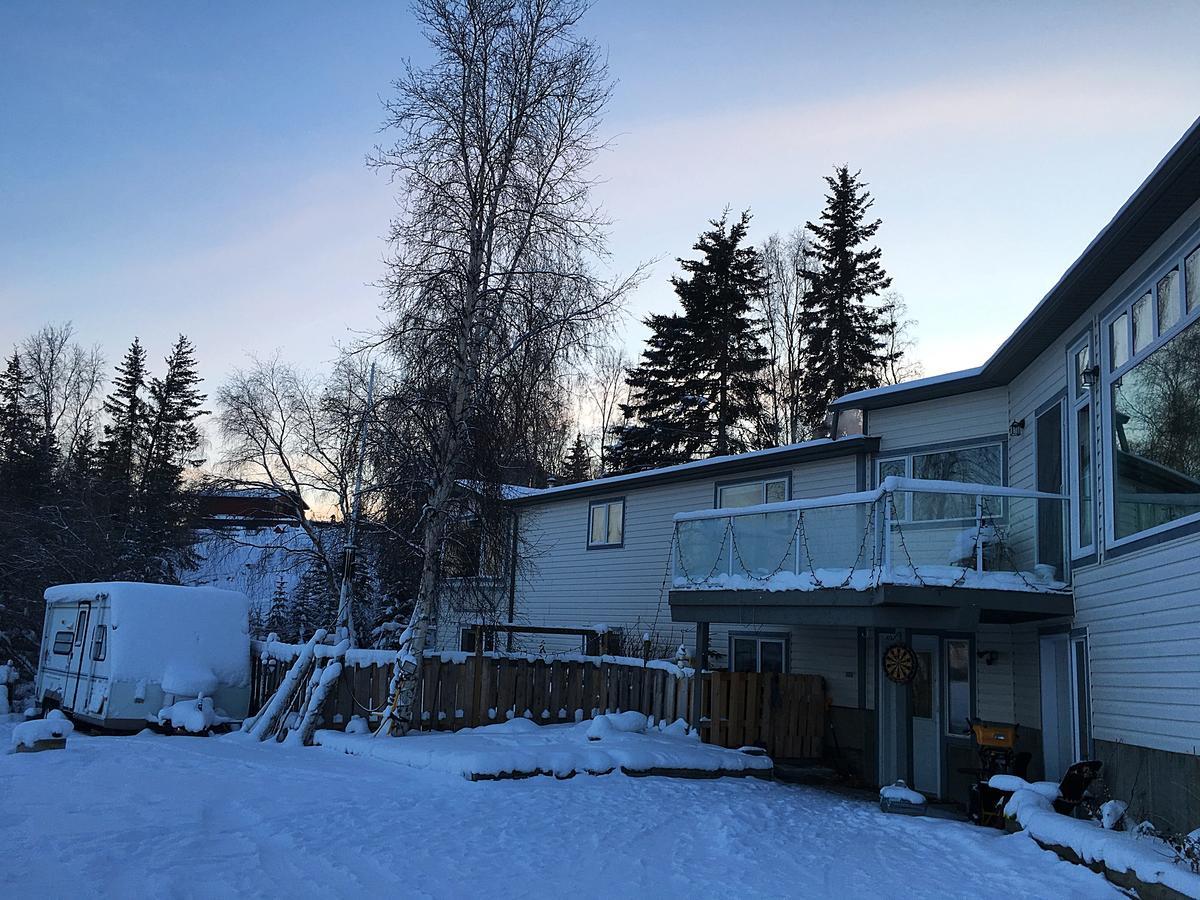 Mabuhay Lakeside Manor Bed & Breakfast Йелоунайф Екстериор снимка