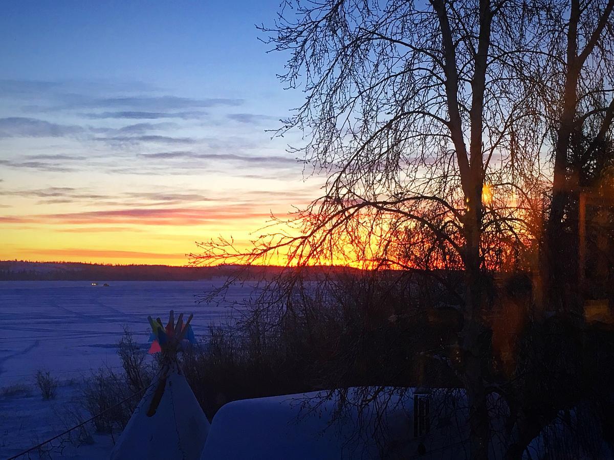 Mabuhay Lakeside Manor Bed & Breakfast Йелоунайф Екстериор снимка