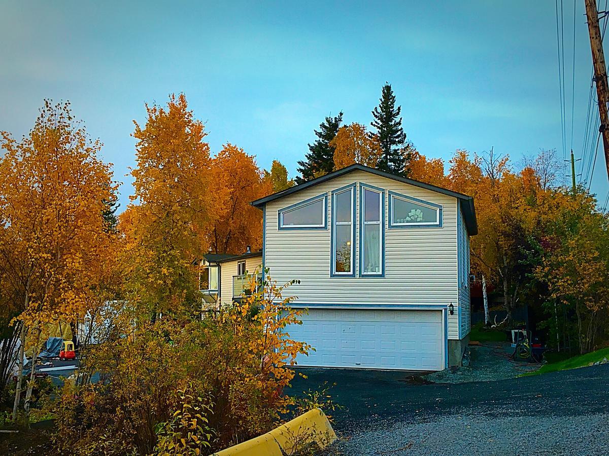 Mabuhay Lakeside Manor Bed & Breakfast Йелоунайф Екстериор снимка