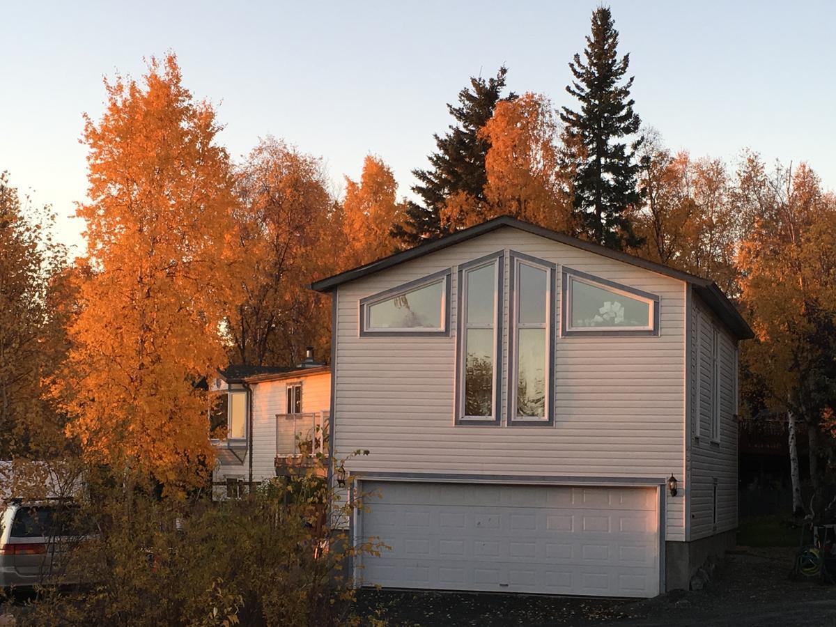 Mabuhay Lakeside Manor Bed & Breakfast Йелоунайф Екстериор снимка
