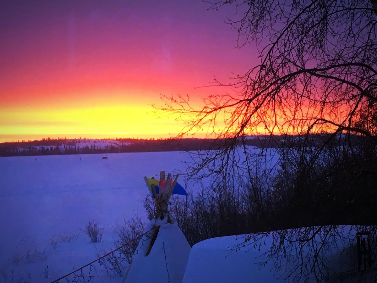 Mabuhay Lakeside Manor Bed & Breakfast Йелоунайф Екстериор снимка
