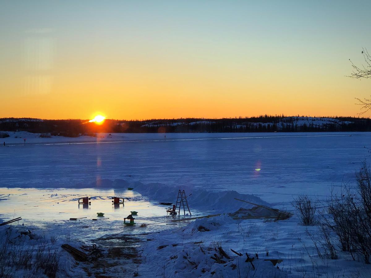 Mabuhay Lakeside Manor Bed & Breakfast Йелоунайф Екстериор снимка