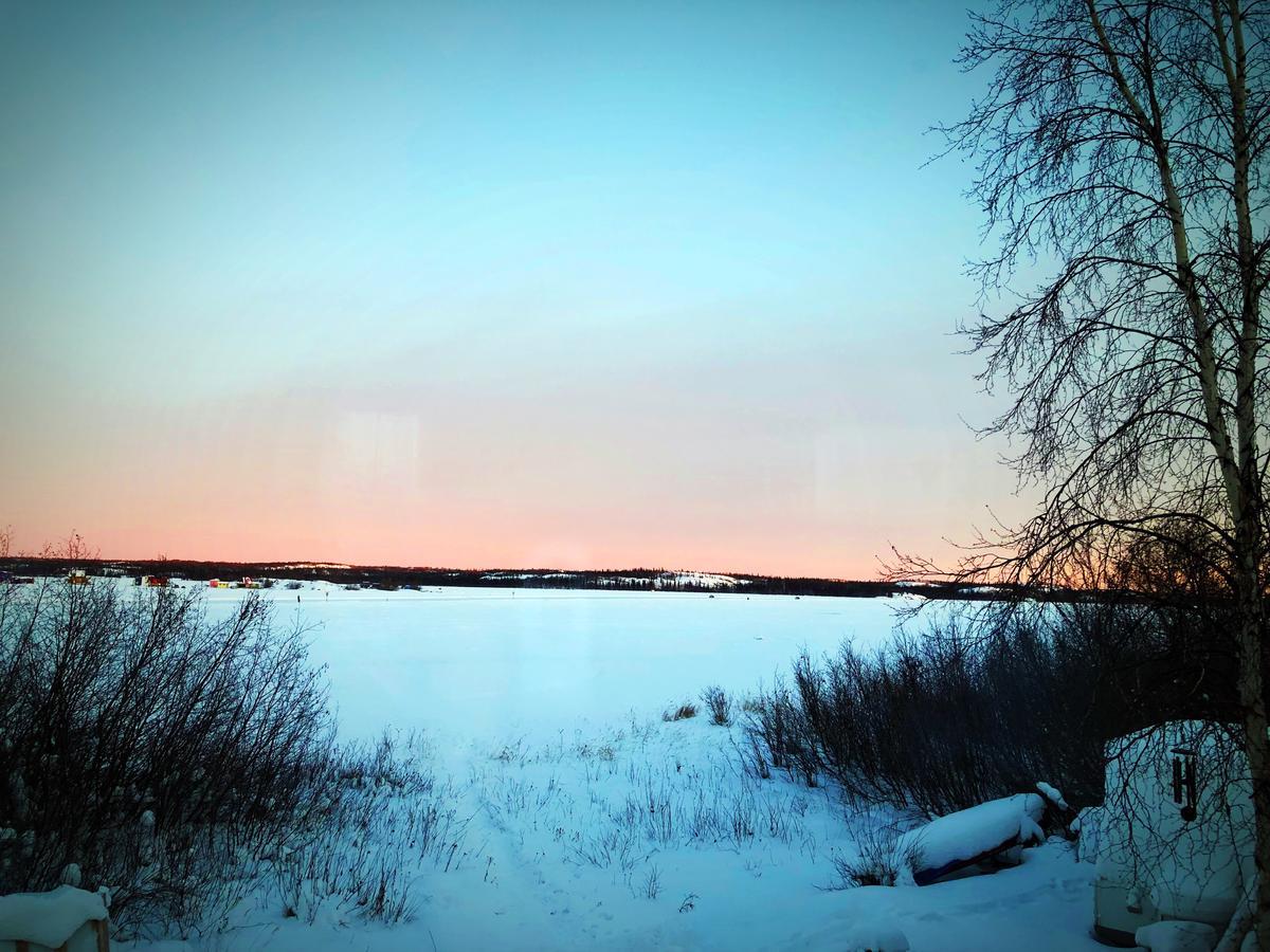 Mabuhay Lakeside Manor Bed & Breakfast Йелоунайф Екстериор снимка
