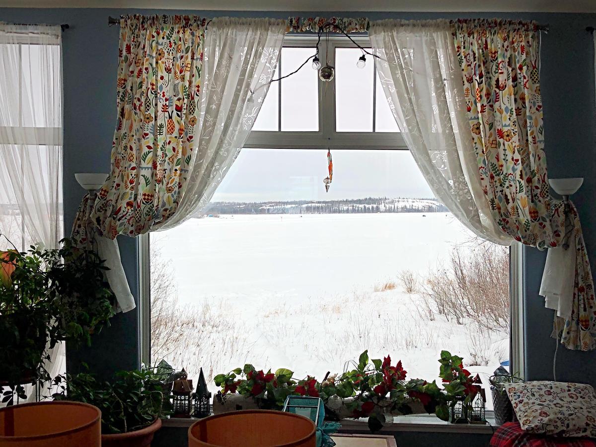 Mabuhay Lakeside Manor Bed & Breakfast Йелоунайф Екстериор снимка