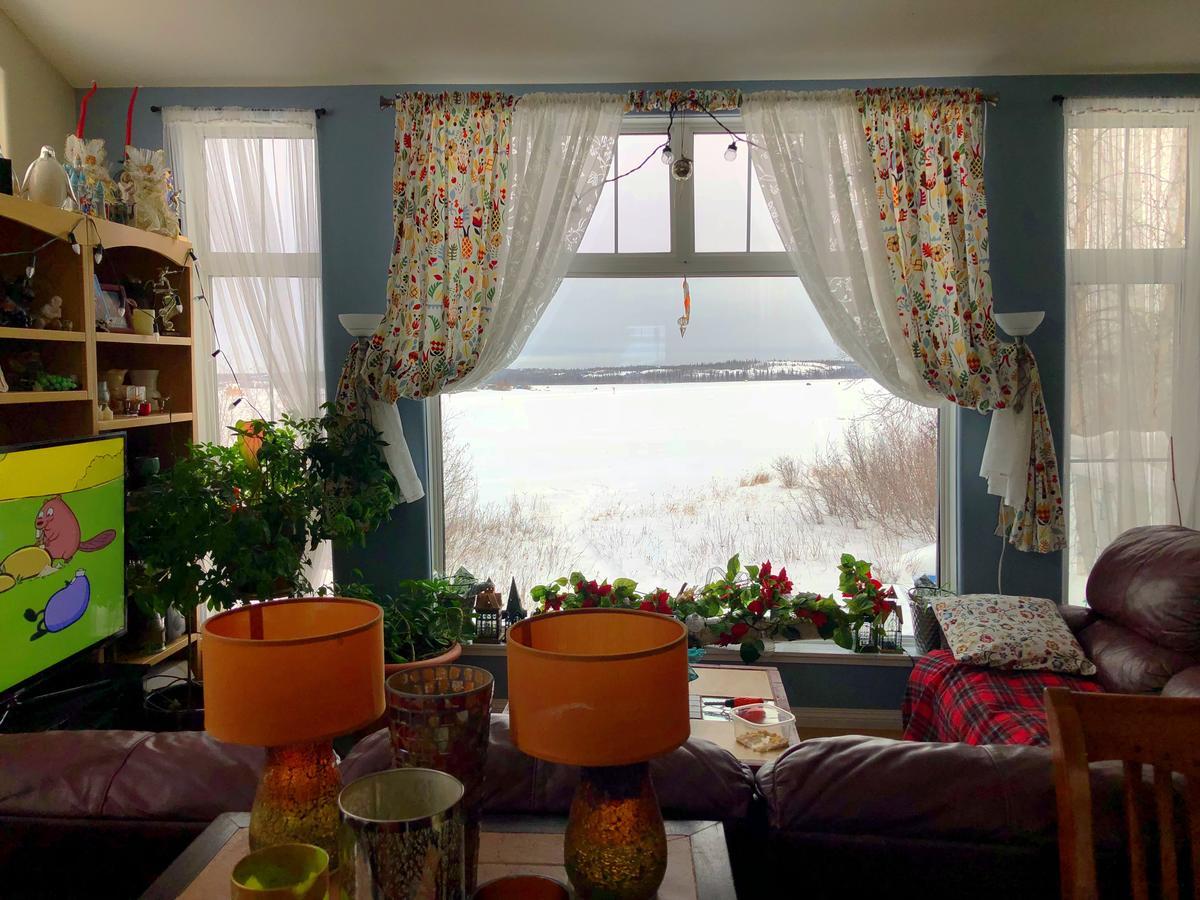 Mabuhay Lakeside Manor Bed & Breakfast Йелоунайф Екстериор снимка