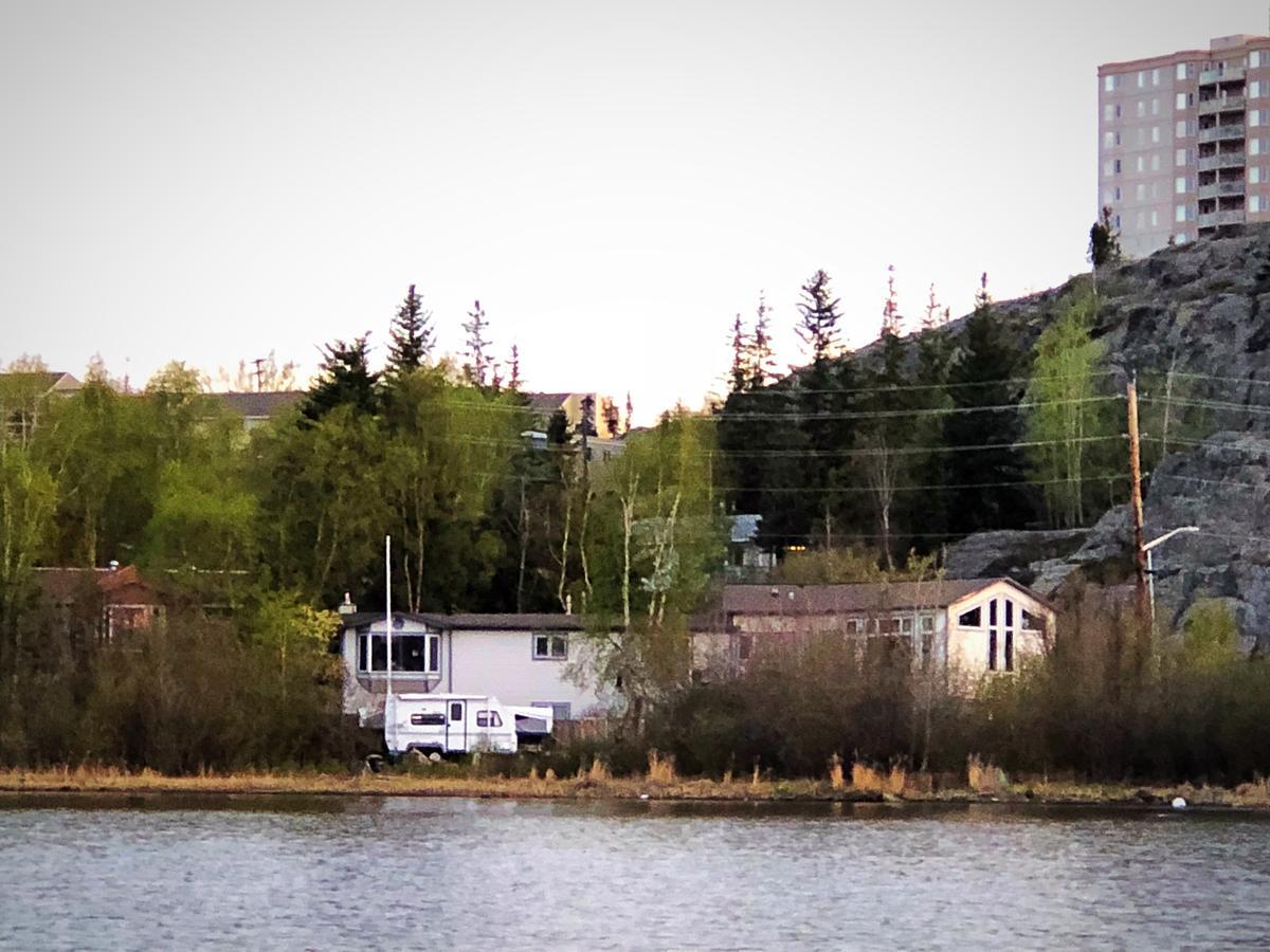 Mabuhay Lakeside Manor Bed & Breakfast Йелоунайф Екстериор снимка