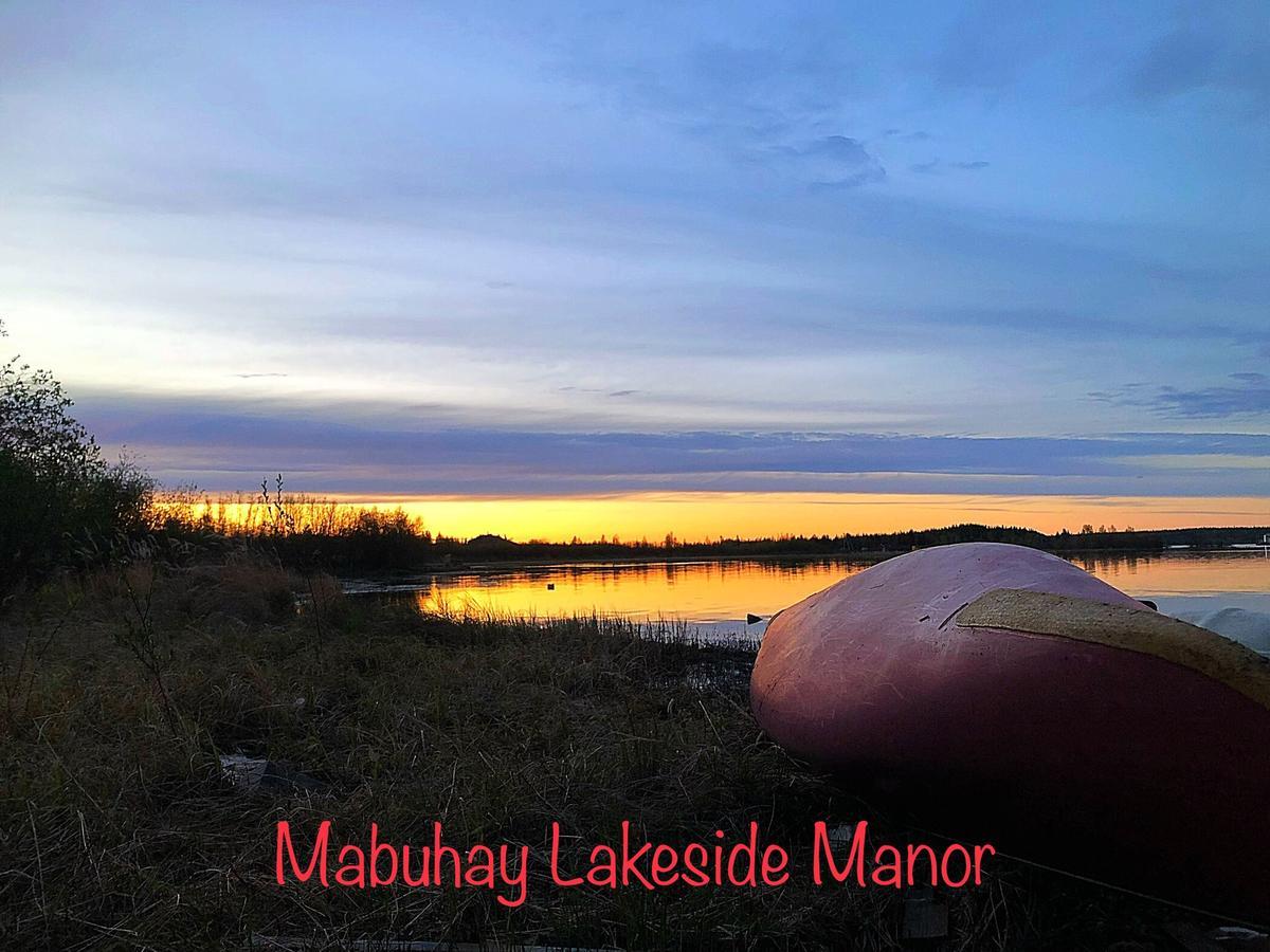 Mabuhay Lakeside Manor Bed & Breakfast Йелоунайф Екстериор снимка