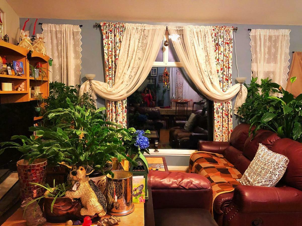 Mabuhay Lakeside Manor Bed & Breakfast Йелоунайф Екстериор снимка